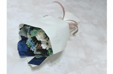 .
ヤンタンのスタッフさんが
お誕生日おめでとうございますって
かわいいかわいいお花くださいました

めちゃくちゃ色かわいくない？！
包んである紙の所にも ロゴ...