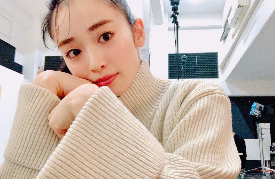 泉里香 最近の髪色はダークトーン 普段はまとめ髪が多めです Moe Zine 泉里香 最近の髪色はダークトーン 普段はまとめ髪が多めです Moe Zine
