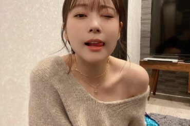 何してるの
お家でまったりしてるよ

トップス @fifth_store 
柔らかくて全然チクチクせん

#家で無駄に鎖骨だす人
#首周辺には自信あるらしい
...