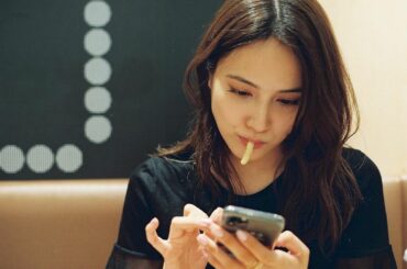 Y así estoy mientras te escribo. Te amo más que a las papas a la francesa ...