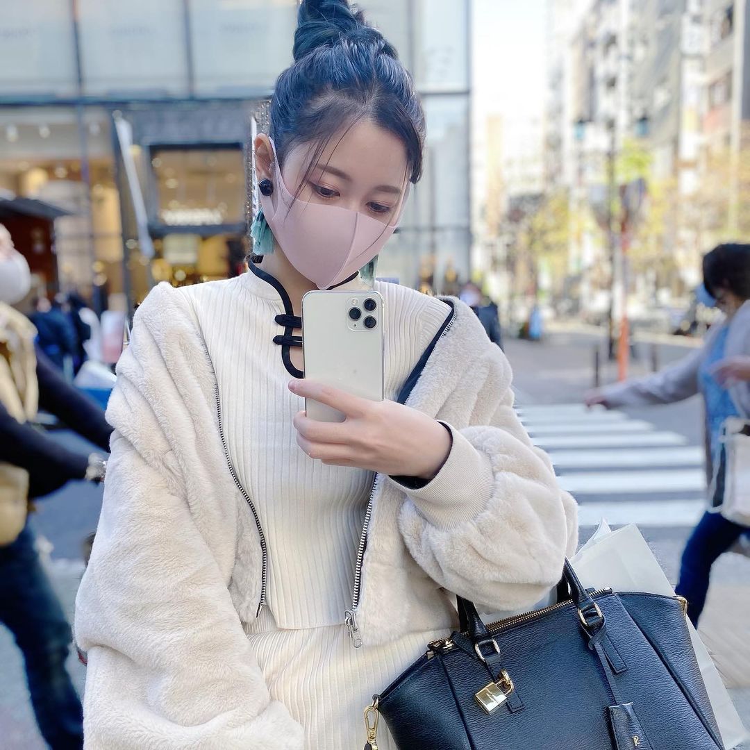 今野由起子 チャイナ チャイナ服っぽいトップスに合わせてお団子にしてみたよ コートは Gyda Jp セットアップは Redyazel バッグは Sama Moe Zine