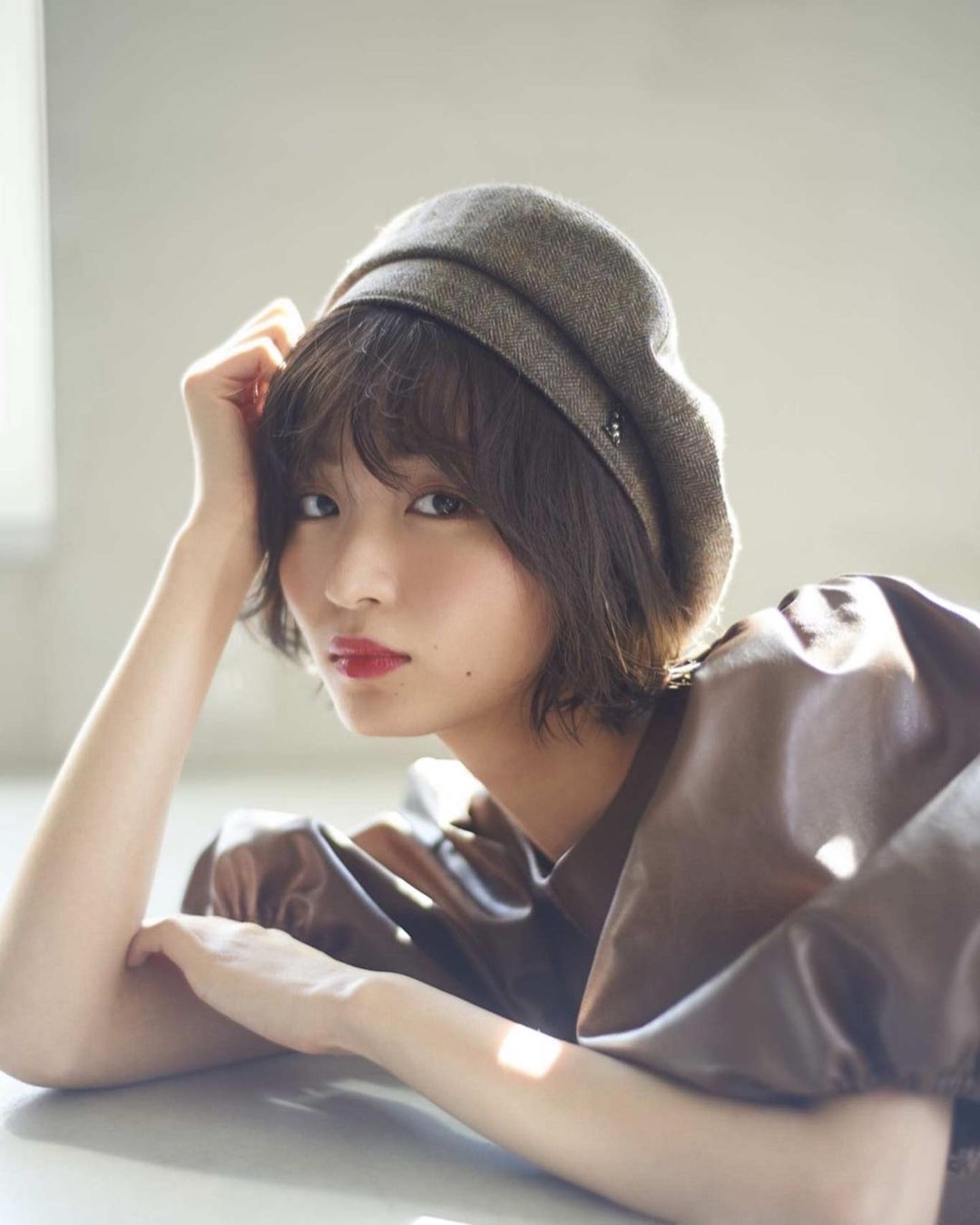 岡崎紗絵 全部好き。 写真も メイクも 洋服も 全部すき このワンピース レザーなの かわいい アイコン変えました