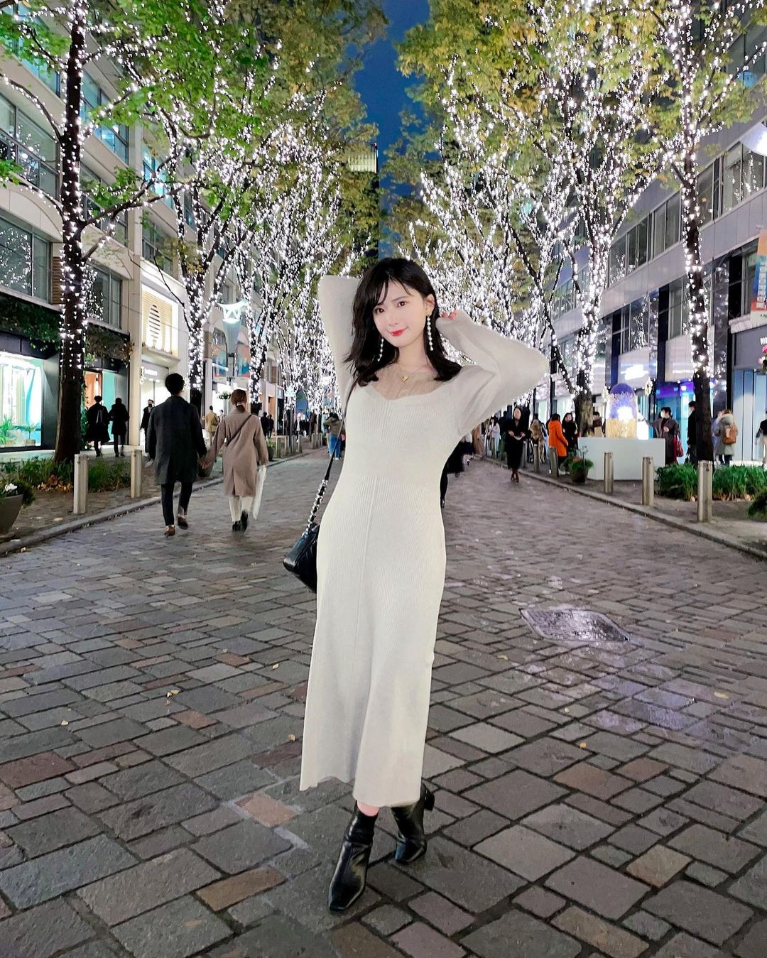 伊藤奈月 丸の内のイルミネーションは 毎年 シャンパンゴールドで統一されてて綺麗 このワンピースは デコルテの透かし編みが 女性らしくて オススメ Moe Zine