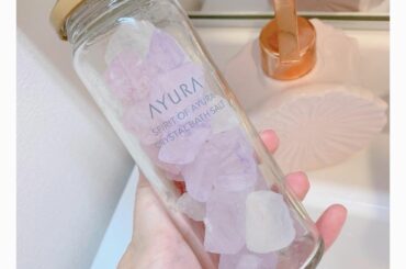 .
　
いただいたバスソルト
可愛すぎて使えない…洗面所に飾ってある♩
　
#AYURA #バスルーム #バスタイム #趣味は寝ることとお風呂 #美容 #美肌...