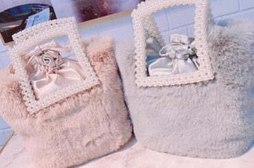 雅が持ってるの見て可愛い！って思ってその日のうちに買いに行ってお揃いした！小さいバッグで生きていける系女子になりたい気持ち
#zara #bag #ファーバッグ...