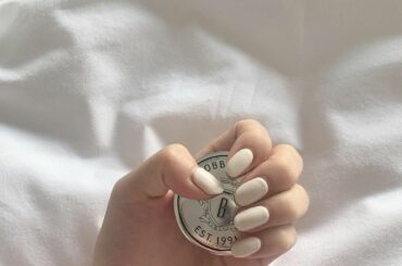 12月のネイルはちょっとくすんだ暖かみのあるホワイトにした

冬は乾燥するからリップクリーム必須︎
このBOBBI BROWNのリップクリーム、頂き物だけど、見...