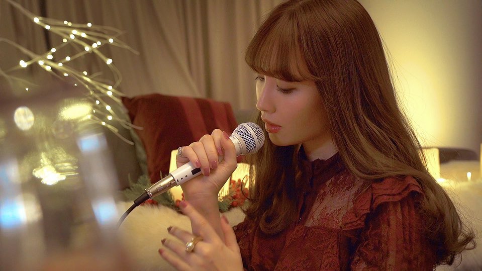 小嶋陽菜 歌ってみた動画をyoutubeにアップしたよ 香水 メロン記念日の名曲を歌いました 歌うこと自体久しぶりだったけど大好きな曲を歌えて幸せ おうちでけむしと撮 Moe Zine