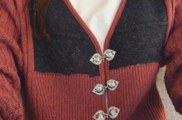 _

王様ブランチのスタジオ衣装で着た
ニットカーデが気に入りすぎて色違い買った

このスタッズ？のボタンが
ハートみたいだったから、
ハート...