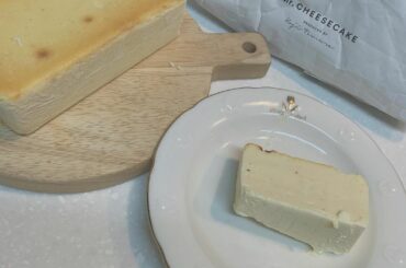 今年のクリスマスケーキは…﻿
#mrcheesecake さんのチーズケーキでした！﻿
ままが頼んでくれたの〜﻿
濃厚でとっても美味しかったです！
切り方へたっ...