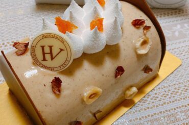 .
今年の我が家のクリスマスケーキは
HUGO&VICTORのビュッシュプラリネでした
ここのヘーゼルナッツのプラリネがすごく好きで
予約す...