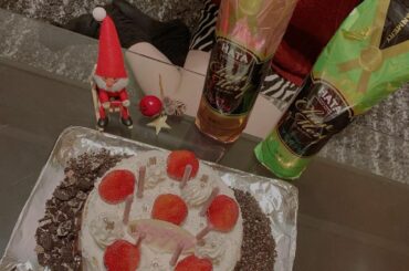 .
じゃーん♡
お菓子の家みたいなクリスマスケーキ作りましたぁ

ロウソクのかわりに いちごポッキー。
ケーキの周りにはアルフォート並べて
ケーキの間にはオレオ...
