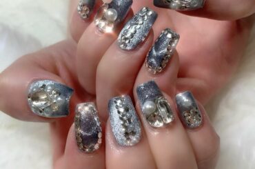 .
ネイル きっらきらにしちゃった〜
青で、でも冬っぽい色味で
今回のテーマはとりあえずキラキラ✧

でも、、諸事情によりすぐにシンプルになりま...