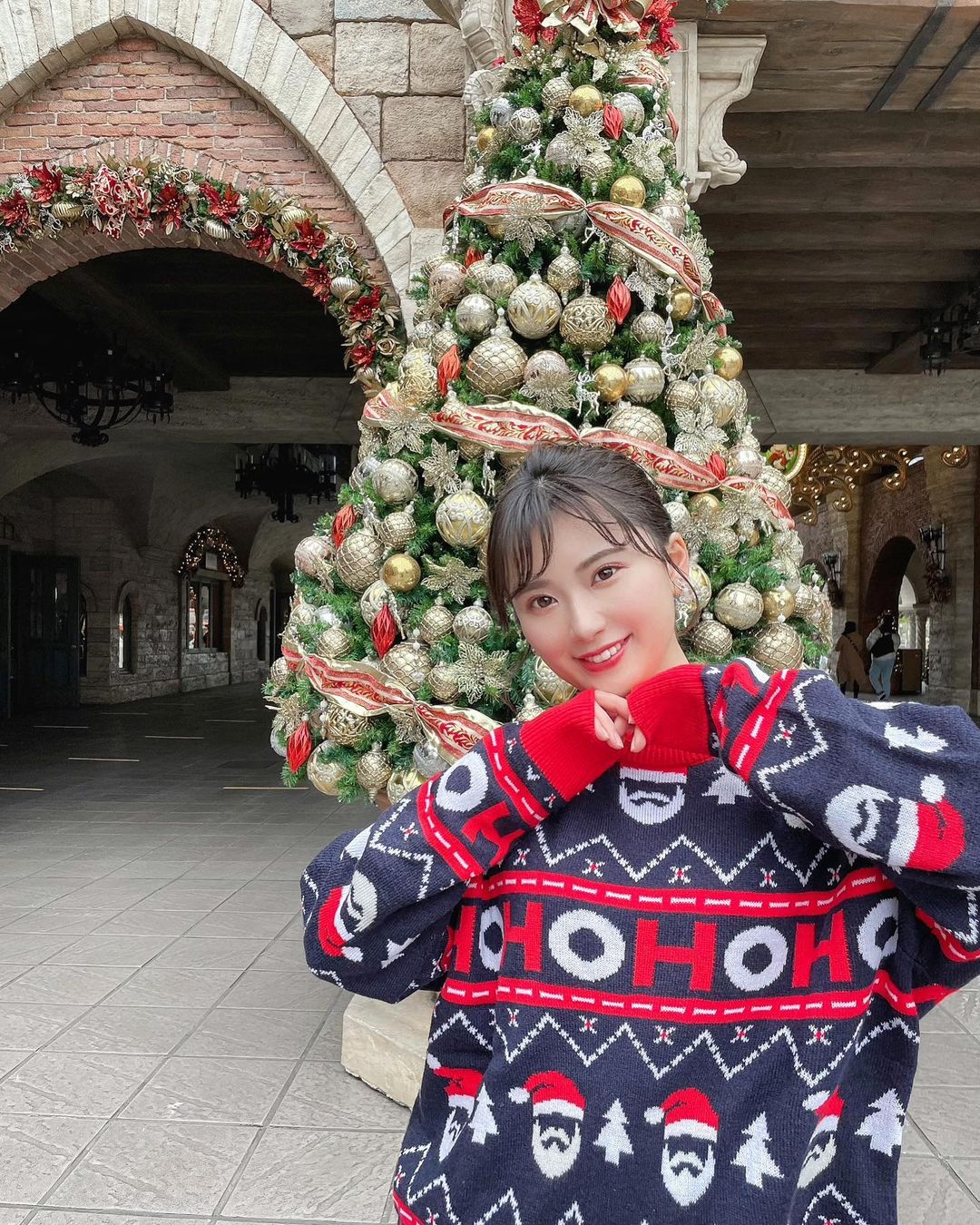 伊藤奈月 クリスマスツリーとの写真が まだまだたくさん クリスマス終わっちゃったけど Disney Disneysea ディズニーシー Moe Zine