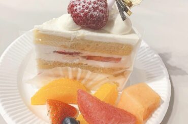 ﻿
﻿
1番好きな苺のショートケーキ！﻿
2年前の全国握手会で食べたやつ〜♡﻿
﻿
今年はSHOWROOM配信をしながらケーキ食べてるよ～！(^_^)...
