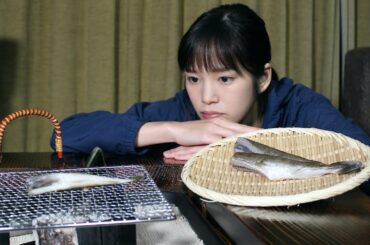 田舎暮らし：囲炉裏で食べる氷下魚料理。