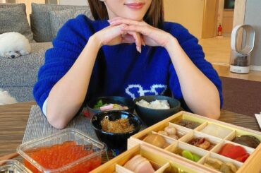With the 'osechi' before eating
How spend your holiday??

I tend to get fat by e...