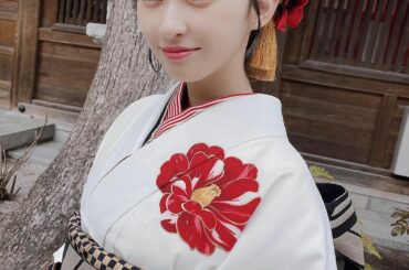 成人を迎えました。
白い振袖を着るだろうなって予想していたファンの方はきっと1人もいないと思うぐらい白を選んだことにびっくりした人ばかりだと思います...