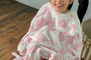 冬のグラビア撮影の合間はヒーターの前でこんな感じに丸くなってます...