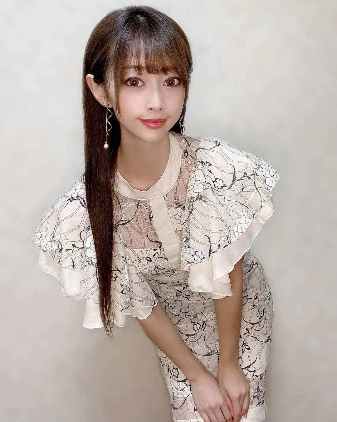林紗久羅 Cavadeles のワンピース 肩のレースフリルがすごく可愛い 丈は長めで上品な感じがこれまた良い Cavadele Moe Zine 林紗久羅 Cavadeles のワンピース 肩のレースフリルがすごく可愛い 丈は長めで上品な感じがこれまた良い Cavadele Moe Zine