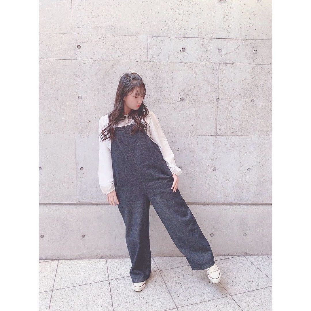 鈴木くるみ 昨日のオンラインお話会の時の私服だよ オーバーオール着ました 可愛いですかー 罒 ﾆﾋﾋ オンラインお話会 私服 オーバーオール コンバ Moe Zine