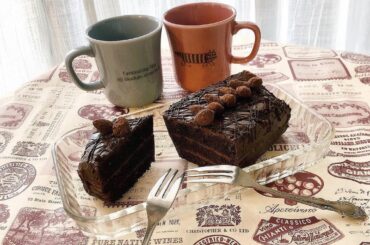 デビルズフードケーキ

悪魔みたいに黒くて
カロリーがとっても高いというチョコレートケーキ

毎年バレンタインはメンバー用に沢山手作りしていたのた...