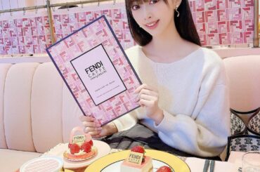 .
.
.
.
大人気のFENDIカフェへ行ってきたよ
.
ピンクな空間がとてもおかわでした
.
周りの子たちみんなお洒落していて
私も髪の毛くらい巻いて...