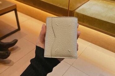 新しいお財布です。

この絶妙なグレージュカラーに
ときめきました。

@maisonmargiela 

#newwallet #wallet #maison...