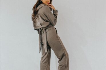 ．
このセットアップ、スウェット素材なのに
後ろにポイントあって可愛いっしょ
靴も含め全身EMODA︎
#emoda #mystyleemoda...