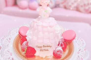 プリンセスみたいなケーキ
ケーキもお皿も添えてるマカロンも全部可愛すぎ
#atelieranniversary  #アトリエアニバーサリー #バースデーケーキ ...