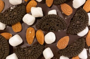 バレンタインデーの今日（きのう）は「ヤクザと家族」を鑑賞し、映えじゃない！？ってチョコを自分に買ったのですが写真をおしゃれに撮ることができず逆に手作りのチョコみ...