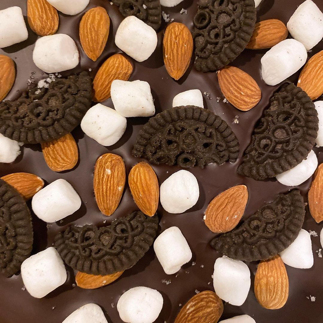 峯岸みなみ バレンタインデーの今日 きのう は ヤクザと家族 を鑑賞し 映えじゃない ってチョコを自分に買ったのですが写真をおしゃれに撮ることができず逆に手作りのチョコみ Moe Zine