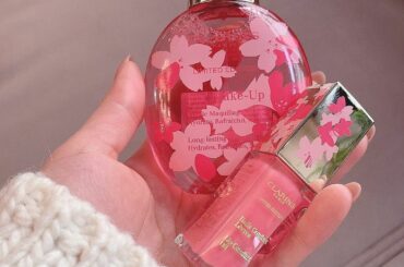 最後までみてね

かなり前から愛用してるクラランスのフィックスメイクアップとコンフォートリップオイルから数量限定でサクラコレクションが

本当にこの２...