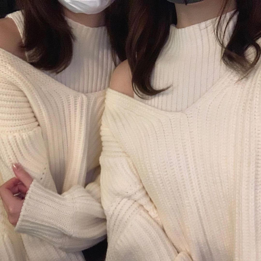 谷口めぐ この前 友達とお揃いで買った服を一緒に着れたの 私達のお揃いの服 肩出しばかりだねと話しました 私は普段肩出しの服をあまり着ないけど大好きな友のためな Moe Zine