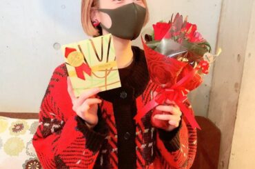 ㅤㅤㅤㅤㅤㅤㅤㅤㅤㅤㅤㅤㅤ
去年だよ！11月だよ！！
仲良しの#川﨑芽衣子 氏と#前田玲奈 氏にお誕生日のお祝いしてもらって喜んでる瞬間
3枚目、テンション上...