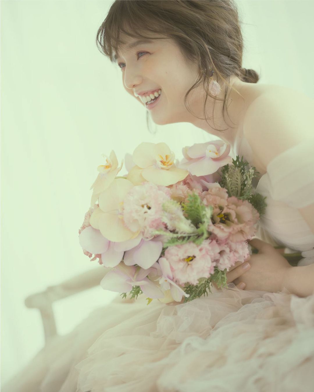 弘中綾香 今週発売の ゼクシィ4月号の別冊表紙になっています 撮影したのは去年です ウェディングドレスでの撮影ということで 一応準備をしようかな と思い Moe Zine