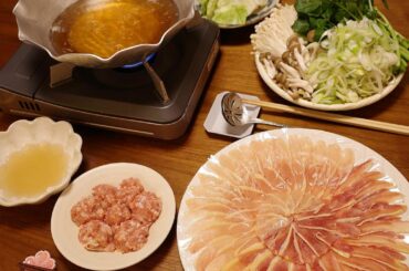 練馬鳥長の地鶏しゃぶしゃぶ鍋
・
お世話になっている方からのギフトではじめて食べました！
冬に続く鍋に革命！
鶏しゃぶはもも肉むね肉食べ比べ出来たり、つくねはご...