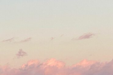 虹色新しいキモチ

わたしはひとりで考えごとをしながら歩いたり・空を見たり・外にいる人を観察してみたり・好きな音楽を聴きながら、、時には自然の音を聴きながら、、...