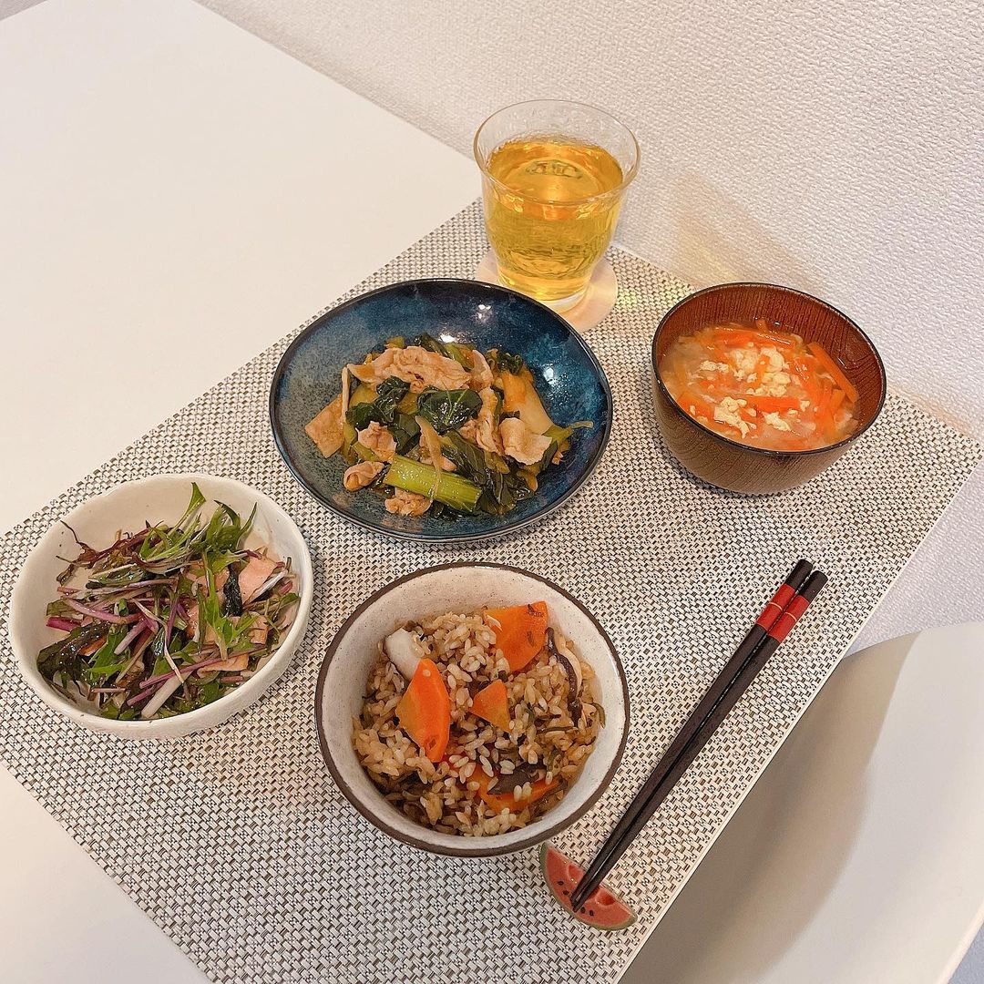 斉藤優里 ご飯 小松菜と豚バラのキムチ炒め ベーコンとしらすの水菜サラダ 塩昆布炊き込みご飯 野菜 盛り沢山のご飯にしました 水菜のサラダがめちゃ Moe Zine
