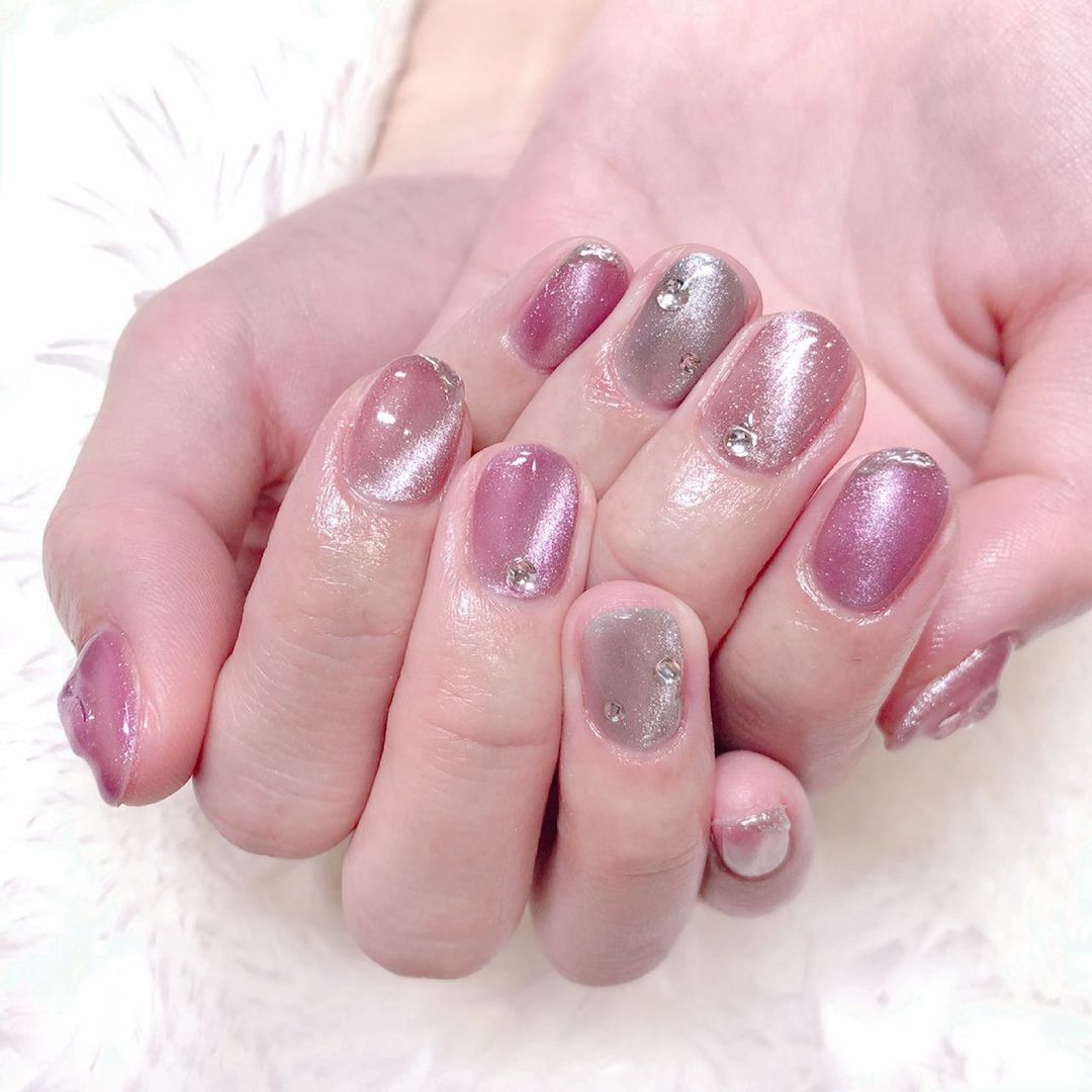 根岸愛 Newネイル Lapis新宿店にて担当はmanamiさん Lapis Manami です 今回マグネットのラメを斜めにしてもらって爪の先にミラーを入れたり Moe Zine 根岸愛 Newネイル Lapis新宿店にて担当はmanamiさん Lapis Manami です 今回マグネットのラメを斜めにしてもらって爪の先にミラーを入れたり Moe Zine