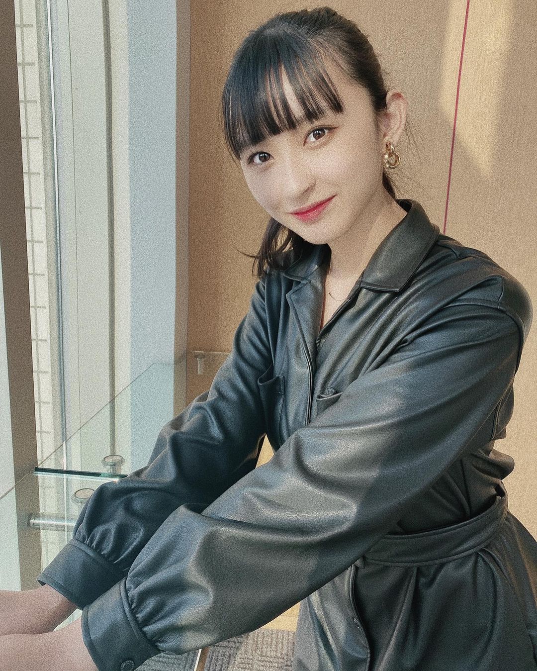 松本日向 餡子すきやねんけど和菓子だいすき レザーワンピース レザー モノトーンコーデ ブラックコーデ ポニーテール ぱっつん