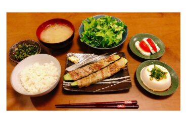 .
今日は胡瓜の豚肉巻き
昔から胡瓜大好きだけど
焼いたのは初めて！
縦半分に切って、塩胡椒たっぷりして
250°のオーブンで17分焼きました
仕上げにレモン絞...