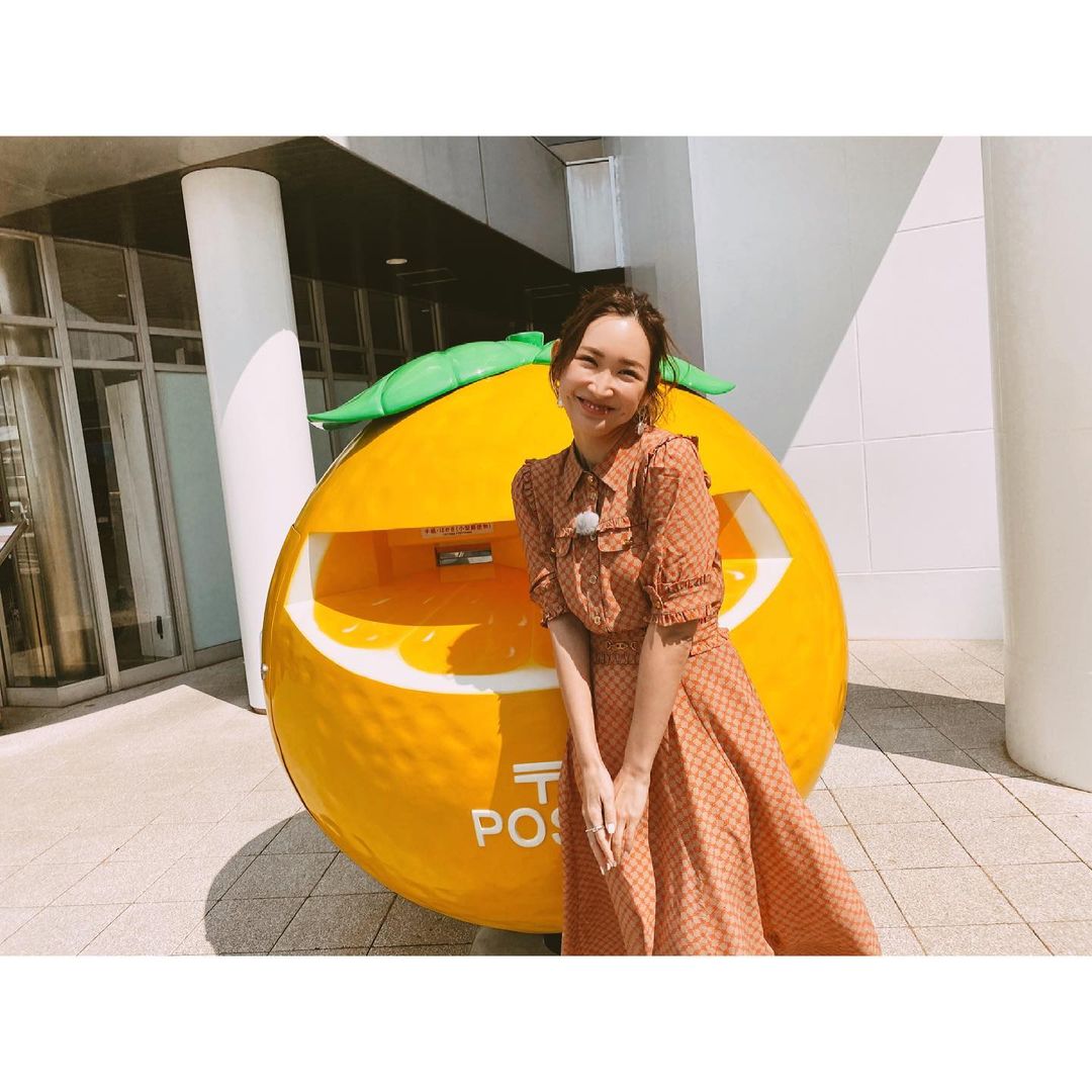 紗栄子 今日は宮崎の観光協会の撮影です 宮崎駅前の日向夏ポストでの1枚 サザエさんに見えるのは私だけ W One Piece Elisabettafranchi Moe Zine 紗栄子 今日は宮崎の観光協会の撮影です 宮崎駅前の日向夏ポストでの1枚 サザエさんに見えるのは私だけ W One Piece Elisabettafranchi Moe Zine