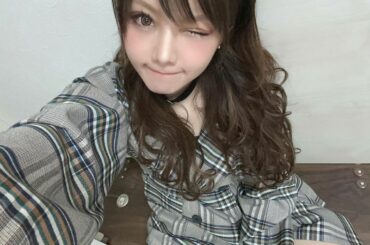 .
今日は とある撮影で 目じりに赤シャドウを入れてもらいました

これ盛れるんですよ。
普段から赤シャドウ入れたいな

でもそしたら毎日地雷メイクみたいになり...