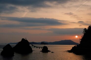宇宙元旦。
夫婦岩と朝日。
刻一刻と変わっていく空の色。
朝日が顔を出したタイミングで、空には流れ星のようにピューっと駆け抜ける飛行機雲。
一期一会の景色に出会...