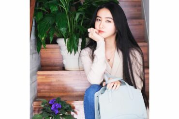 Cosy in @loropianaofficial  

ロロ・ピアーナの新アイコンバッグ Sesia！
エレガントな形と柔らかい手触りはカジュアルからドレス...