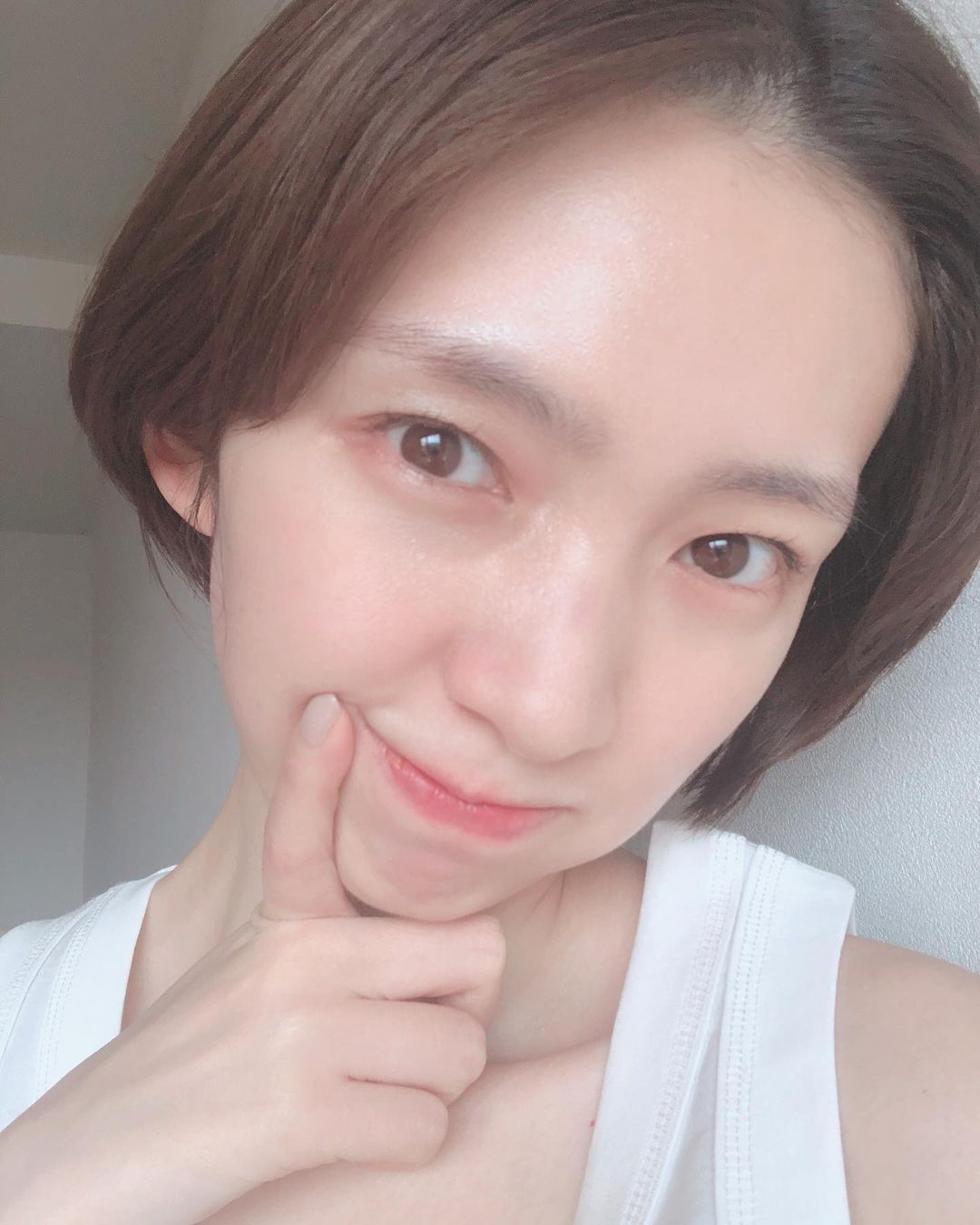 朝香りほ 肌の調子が良い 朝はベジパワープラス飲んで スキンケアはメラノccとワセリン ネットで買ったプチプラなビタミン系美容液 それらを手のひらに伸ばして おさえる Moe Zine