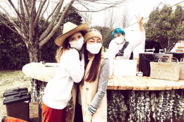 ハワイから、マキさんがファームにやってきた
東京での自主隔離が空けて遊びに来てくれたんだけど、手ぶらで来てくれたらいいのに、スタッフのみんなにハワイの日焼けSN...