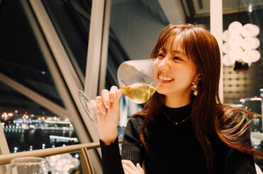 ワインを嗜んでいる風(匂いを嗅いでいるだけ。)...