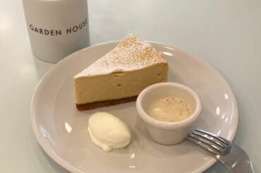 さんじのおやつ

念願のほうじ茶チーズケーキ
ほうじ茶ソース勢いよくかけすぎて本来ケーキに吸収されるんだけど見事に皿へ流れていきました

#gardenhous...