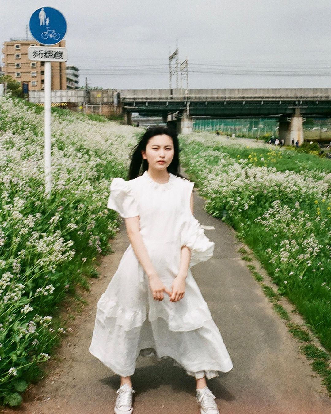 福岡聖菜 河川敷とワンピース 週末に思い立って 白ワンピースで写真を撮りたいと 父に頼んで一緒に 本当は海に行きたかったんだけど 今は河川敷で One Piec Moe Zine